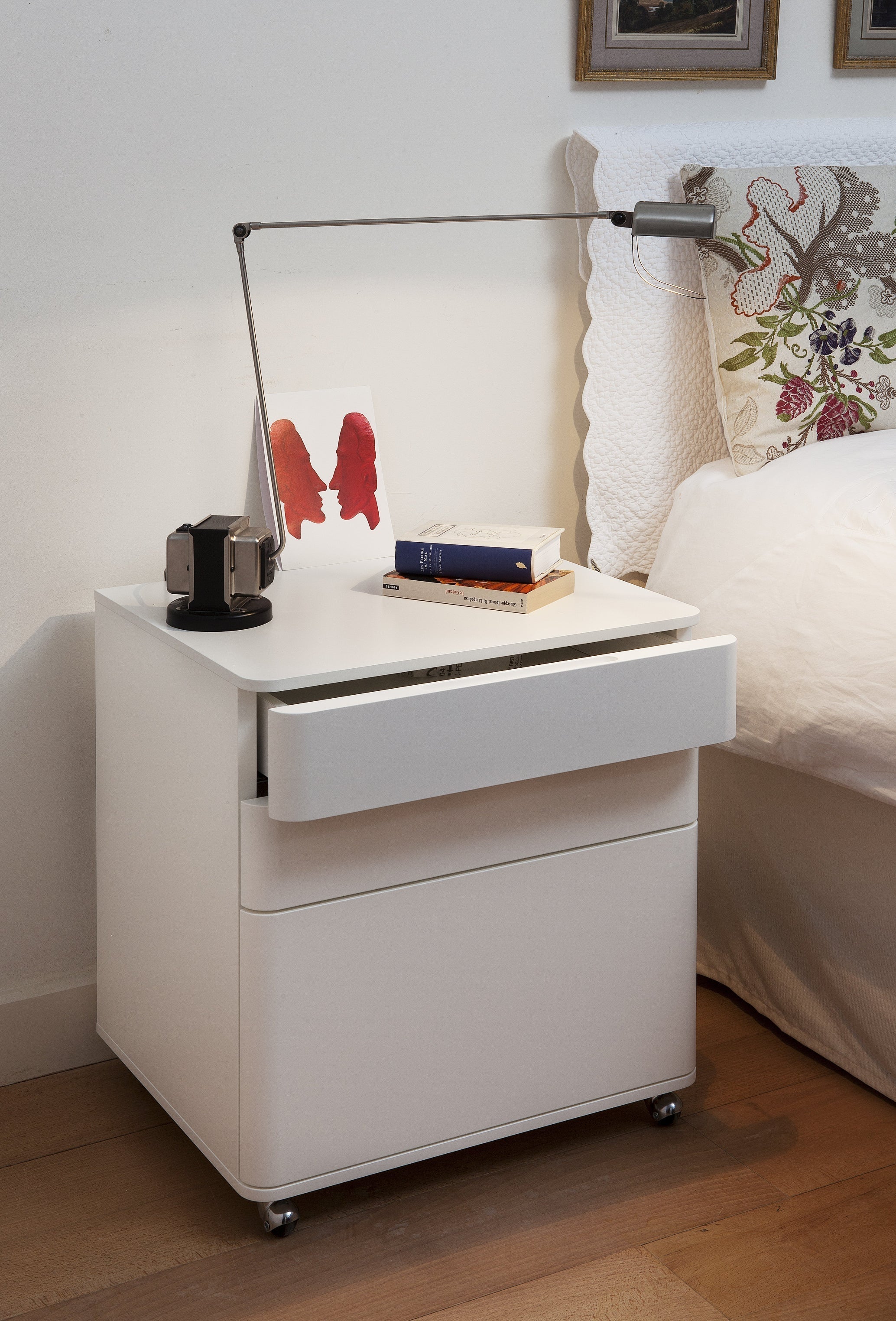 Caisson Cosimo laqué blanc mat en table de chevet, design Marco Zanuso Jr