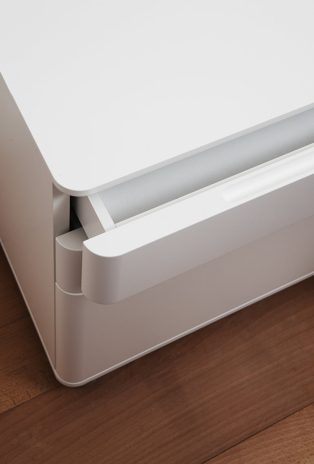 Détail tiroir ouvert caisson Cosimo laqué blanc mat — Adentro Paris