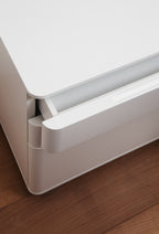 Détail tiroir ouvert caisson Cosimo laqué blanc mat — Adentro Paris