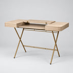 Bureau Cosimo chêne naturel clair, piètement laqué doré, tablette relevée, vue de trois quart
