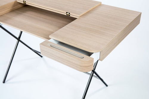 Tablette rabattable ouverte et rangement intégré, bureau Cosimo en chêne clair naturel, piètement laqué bronze foncé mat