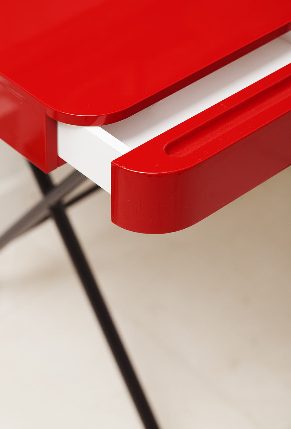 Bureau Cosimo, laqué rouge brillant | Marco Zanuso Jr
