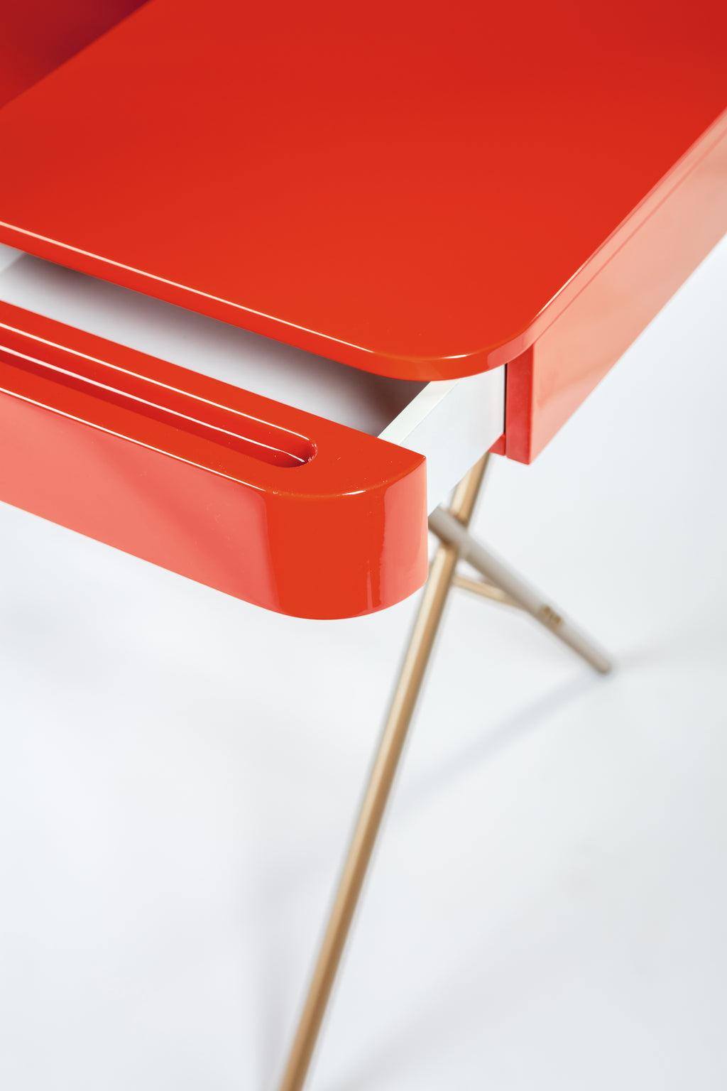Bureau Cosimo, laqué rouge brillant | Marco Zanuso Jr