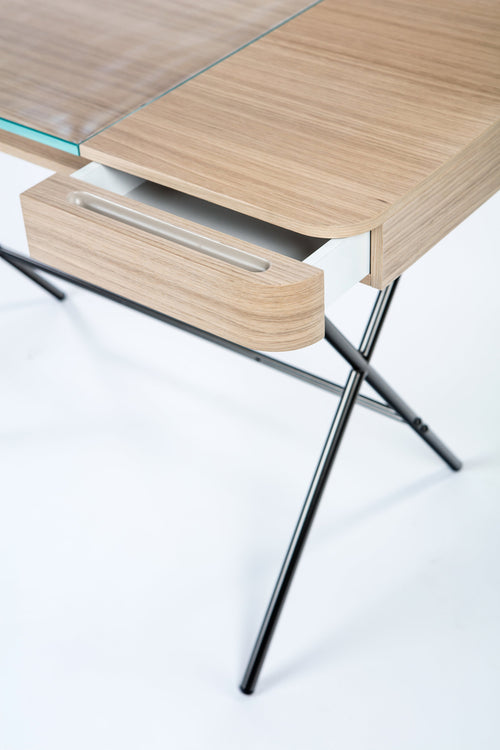 Tiroir en chêne clair naturel aux angles arrondis, piètement laqué bronze foncé mat