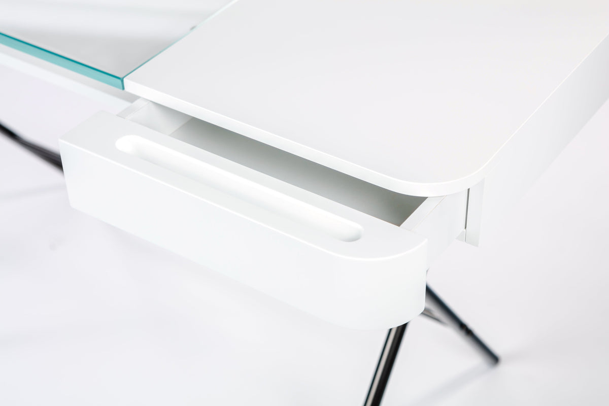 Tiroir ouvert et plateau en verre, bureau Cosimo laqué blanc mat, piètement laqué bronze foncé mat