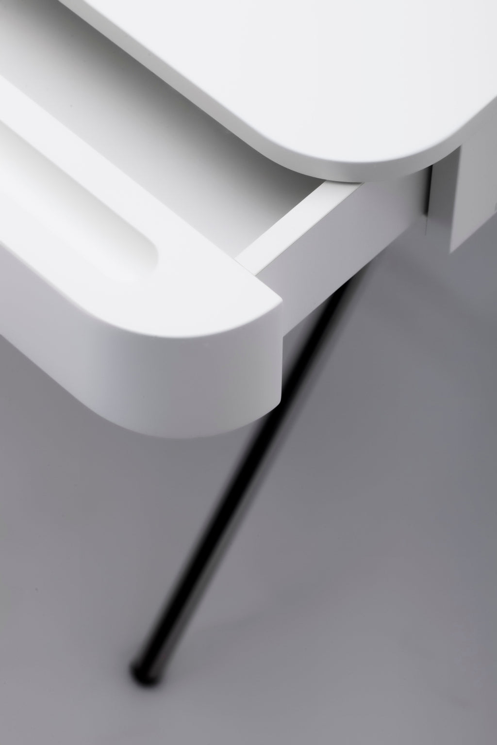 Poignée en creux du tiroir laqué blanc mat, bureau Cosimo verre