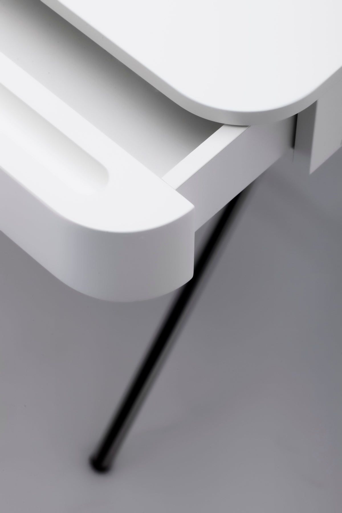 Poignée en creux du tiroir laqué blanc mat, bureau Cosimo verre