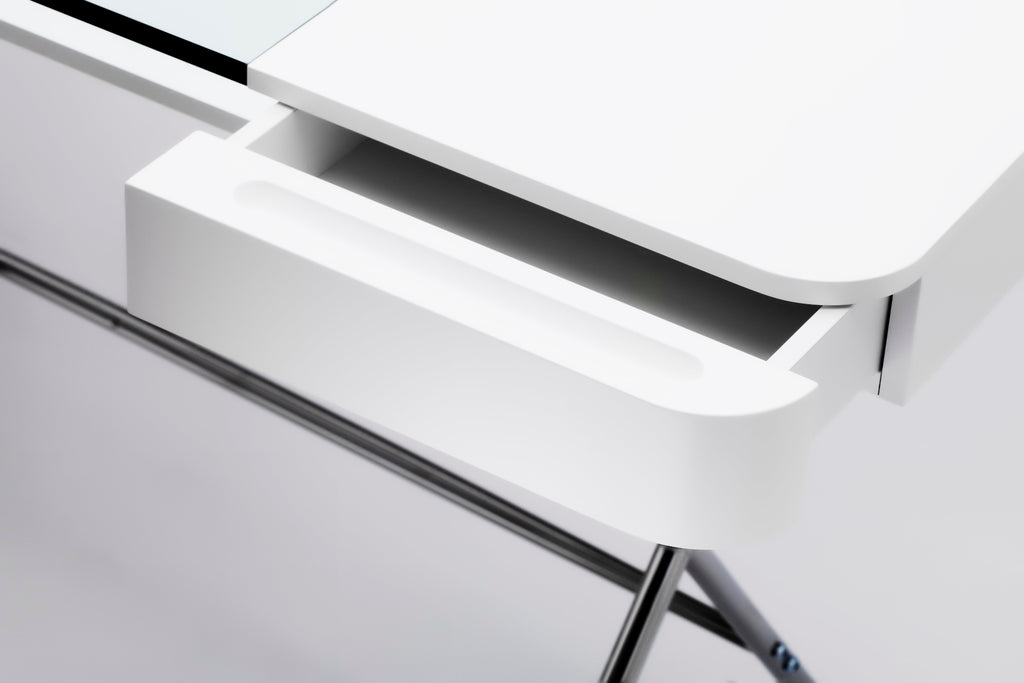 Poignée en creux du tiroir laqué blanc mat, bureau Cosimo verre