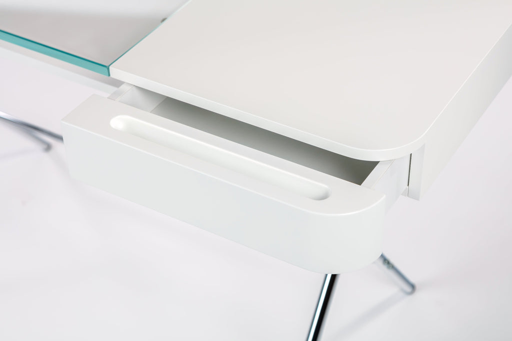 Tiroir ouvert et plateau en verre, bureau Cosimo verre et laqué blanc mat, piètement chromé
