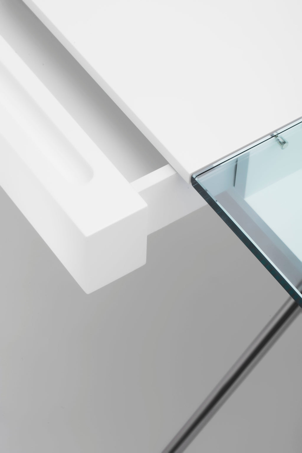 Tiroir laqué blanc mat aux angles arrondis, bureau Cosimo verre, piètement chromé
