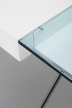 Détail du plateau en verre trempé extra clair, bureau Cosimo laqué blanc mat