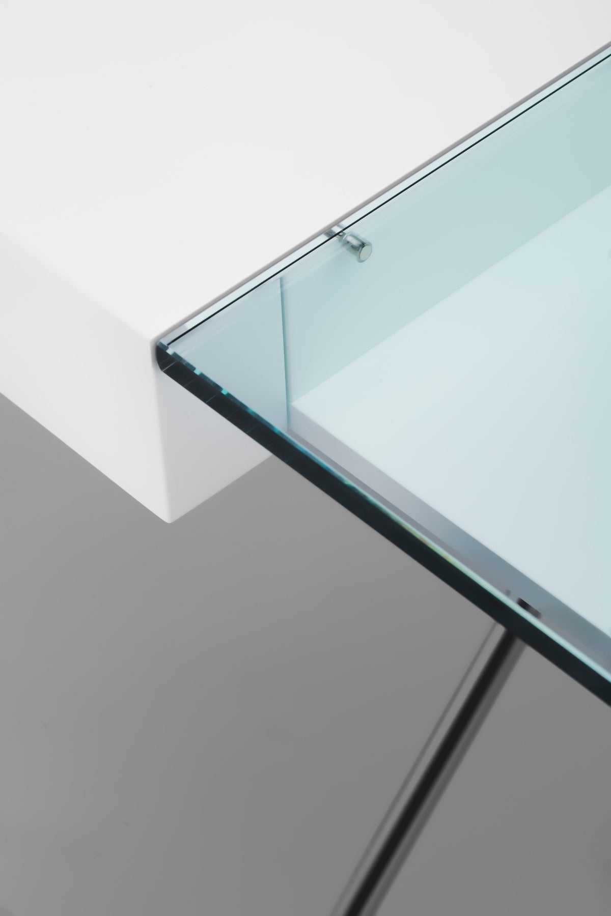 Détail du plateau en verre trempé extra clair, bureau Cosimo laqué blanc mat