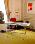 Bureau Cosimo verre et laqué blanc mat dans un salon classique, piètement chromé