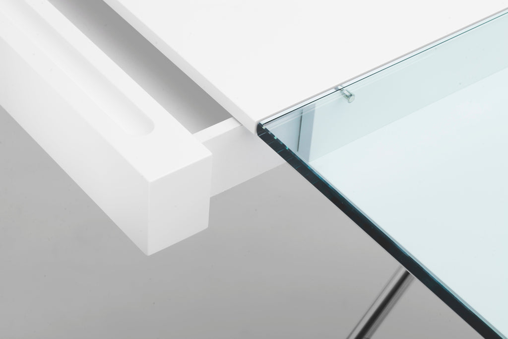 Jonction entre le plateau en verre et le tiroir ouvert, bureau Cosimo laqué blanc mat