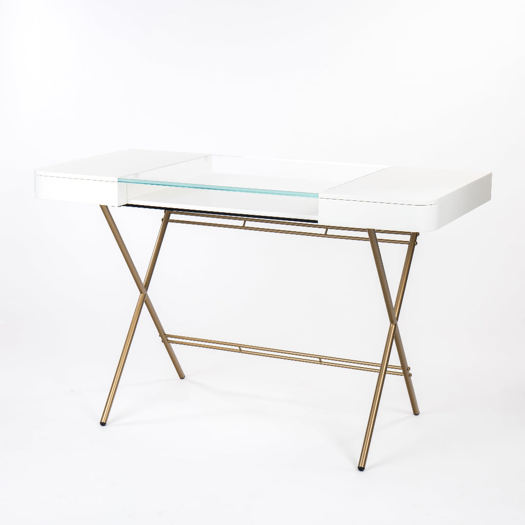 Bureau Cosimo verre et laqué blanc mat, piètement laqué doré, vue de trois quarts