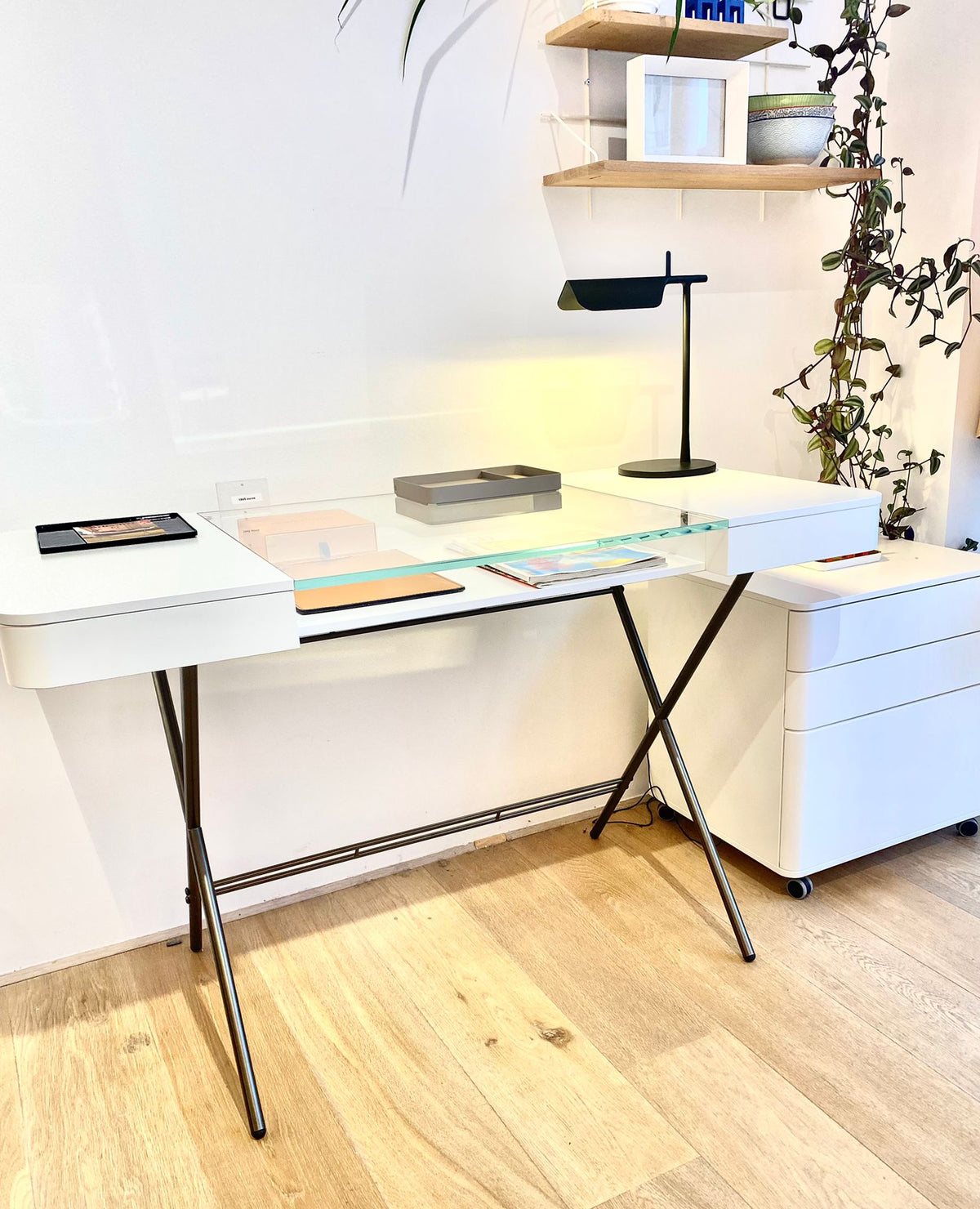 Bureau cosimo laqué blanc mat, piètement laqué bronze mat dans un décor contemporain
