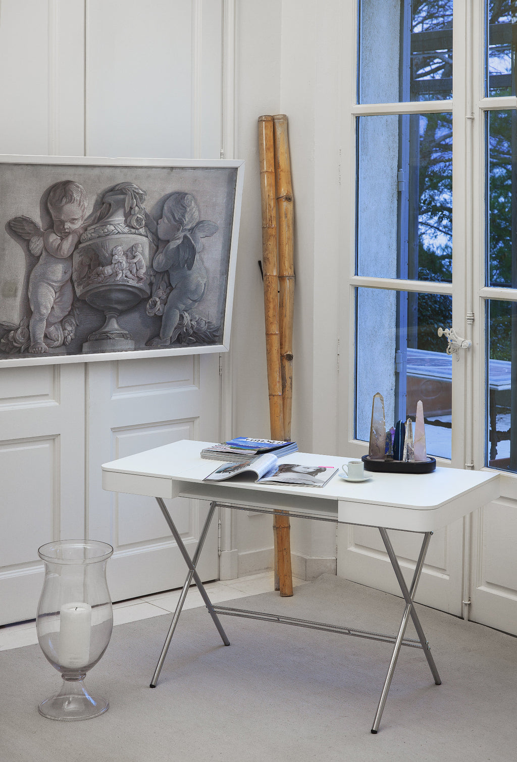 Bureau Cosimo laqué blanc mat, piètement chromé, dans un intérieur parisien classique à boiseries