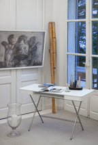 Bureau Cosimo laqué blanc mat, piètement chromé, dans un intérieur parisien classique à boiseries