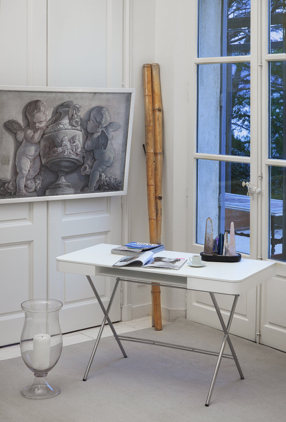Bureau Cosimo laqué blanc mat, piètement chromé, dans un intérieur parisien classique à boiseries