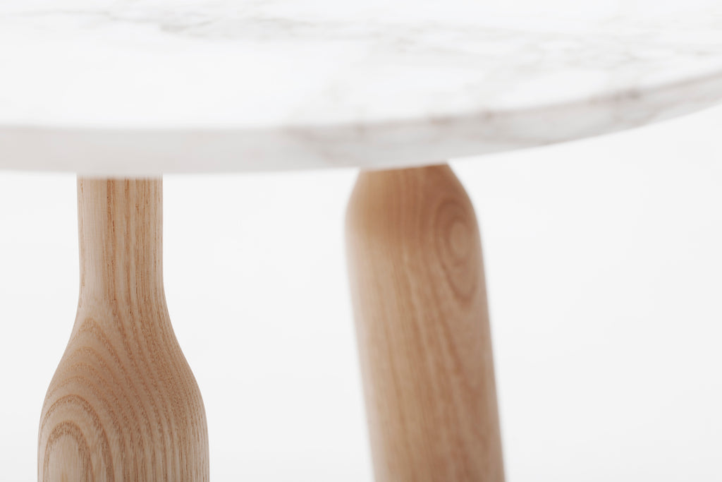 Table Basse Ninna - Frêne massif tourné et marbre — Design Carlo Contin