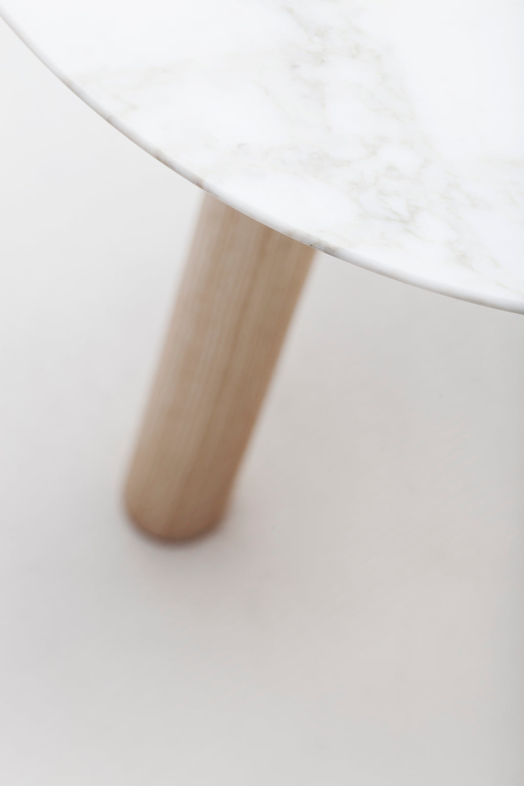 Table Basse Ninna - Frêne massif tourné et marbre — Design Carlo Contin