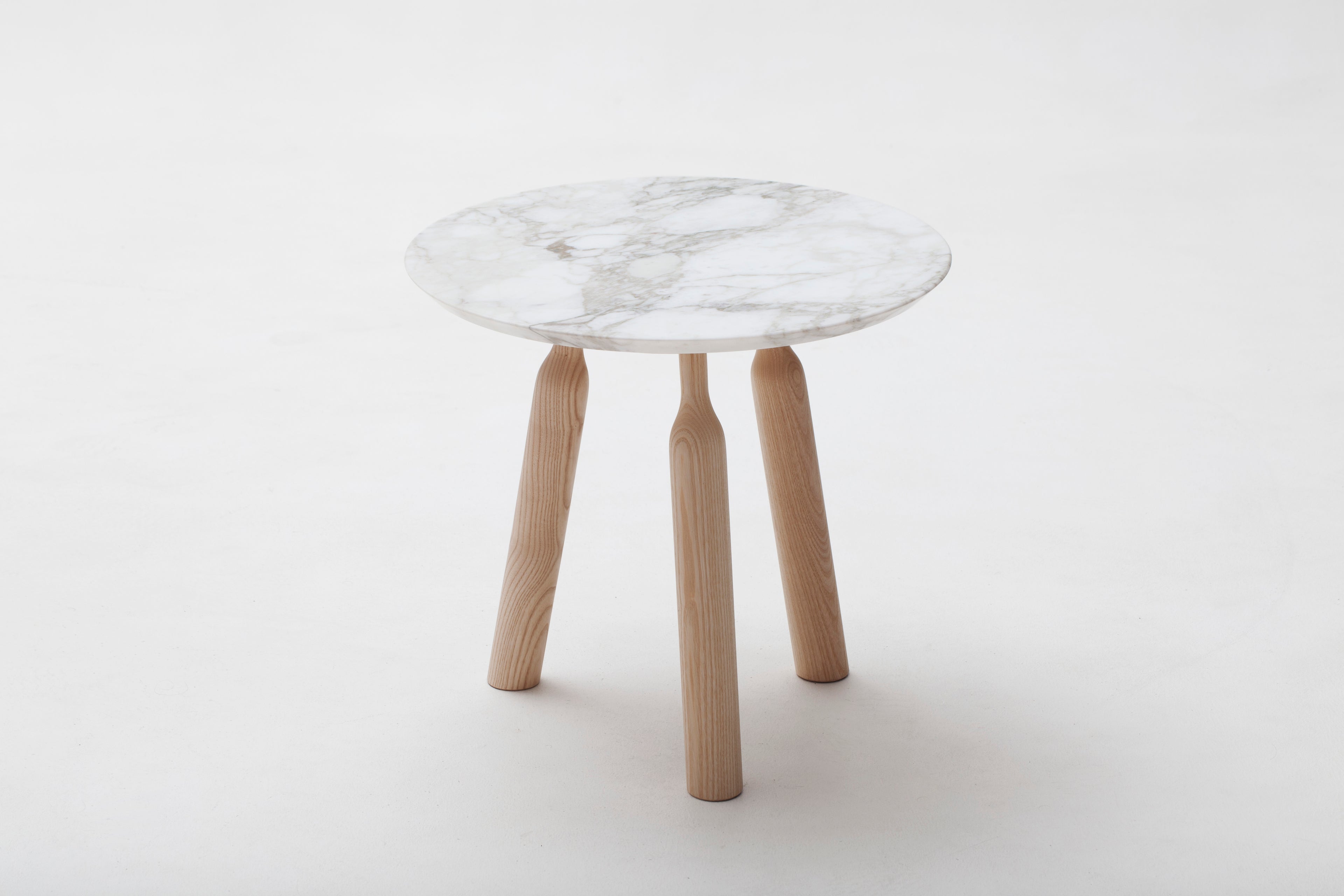 Table Basse Ninna - Frêne massif tourné et marbre — Design Carlo Contin