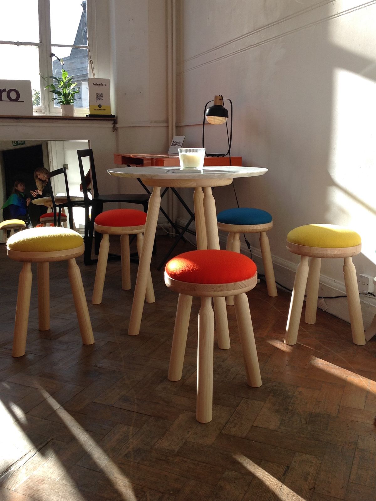 Tabouret Ninna | Frêne massif tourné et laine | Design Carlo Contin