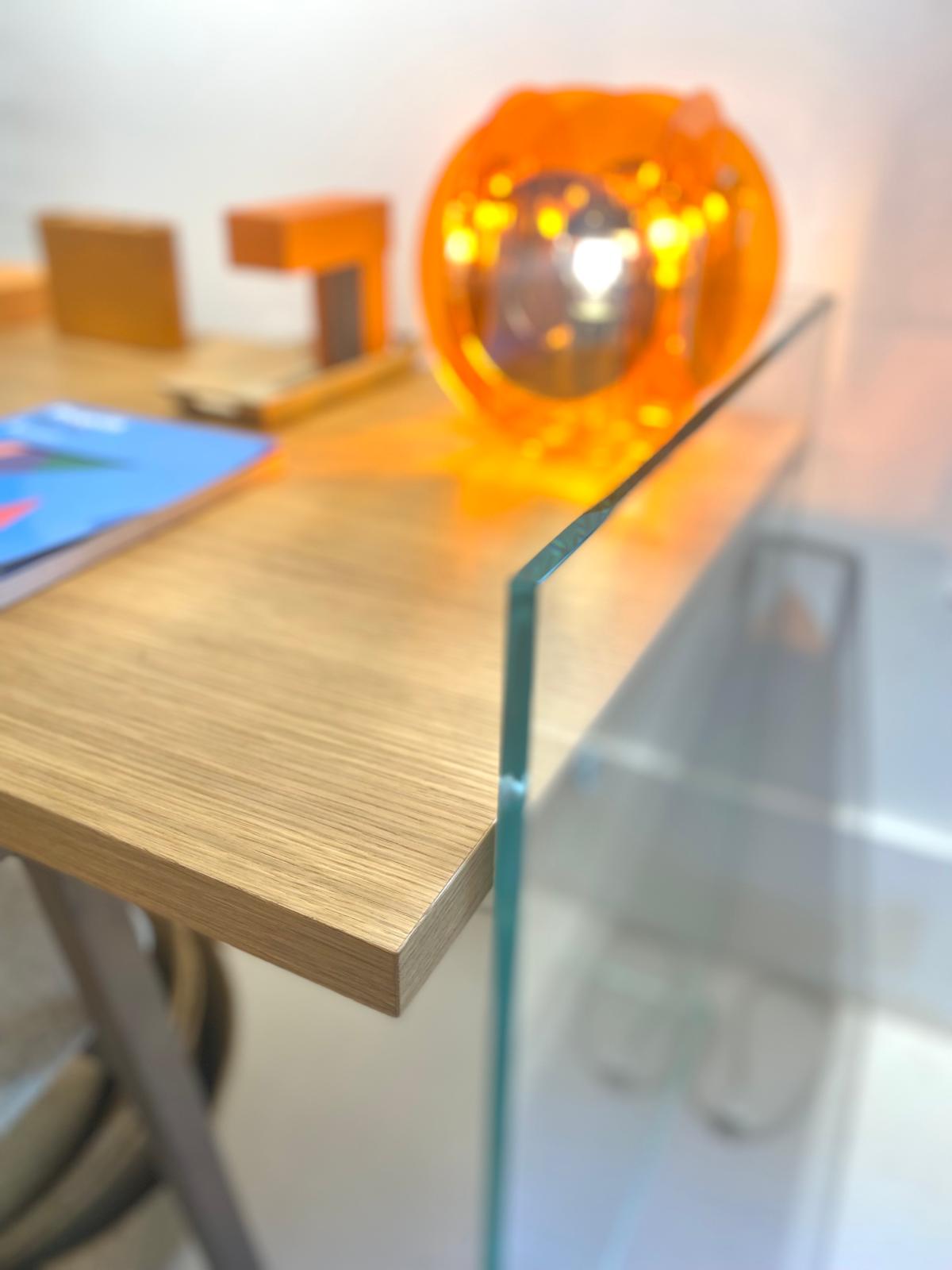 Bureau verre et chene naturel au showroom Adentro Paris