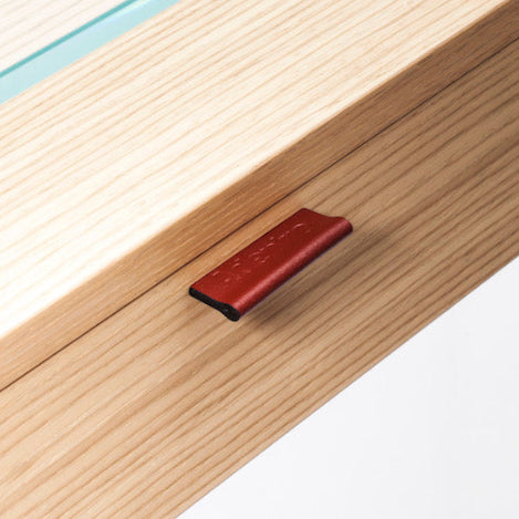 détail tiroir zen chêne clair naturel poignée cuir rouge bulgare Adentro Paris