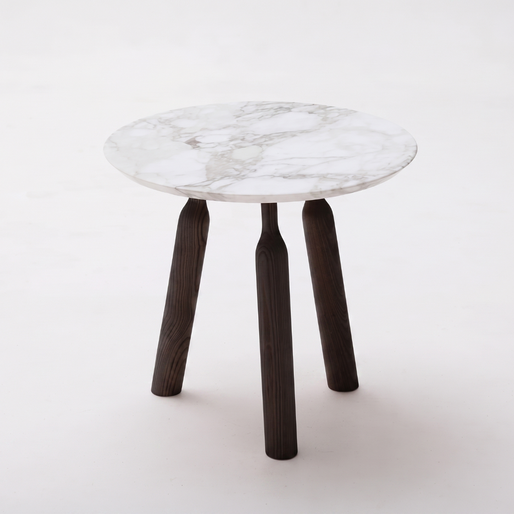 Table Basse Ninna | Frêne massif tourné et marbre Carrare | Design Carlo Contin