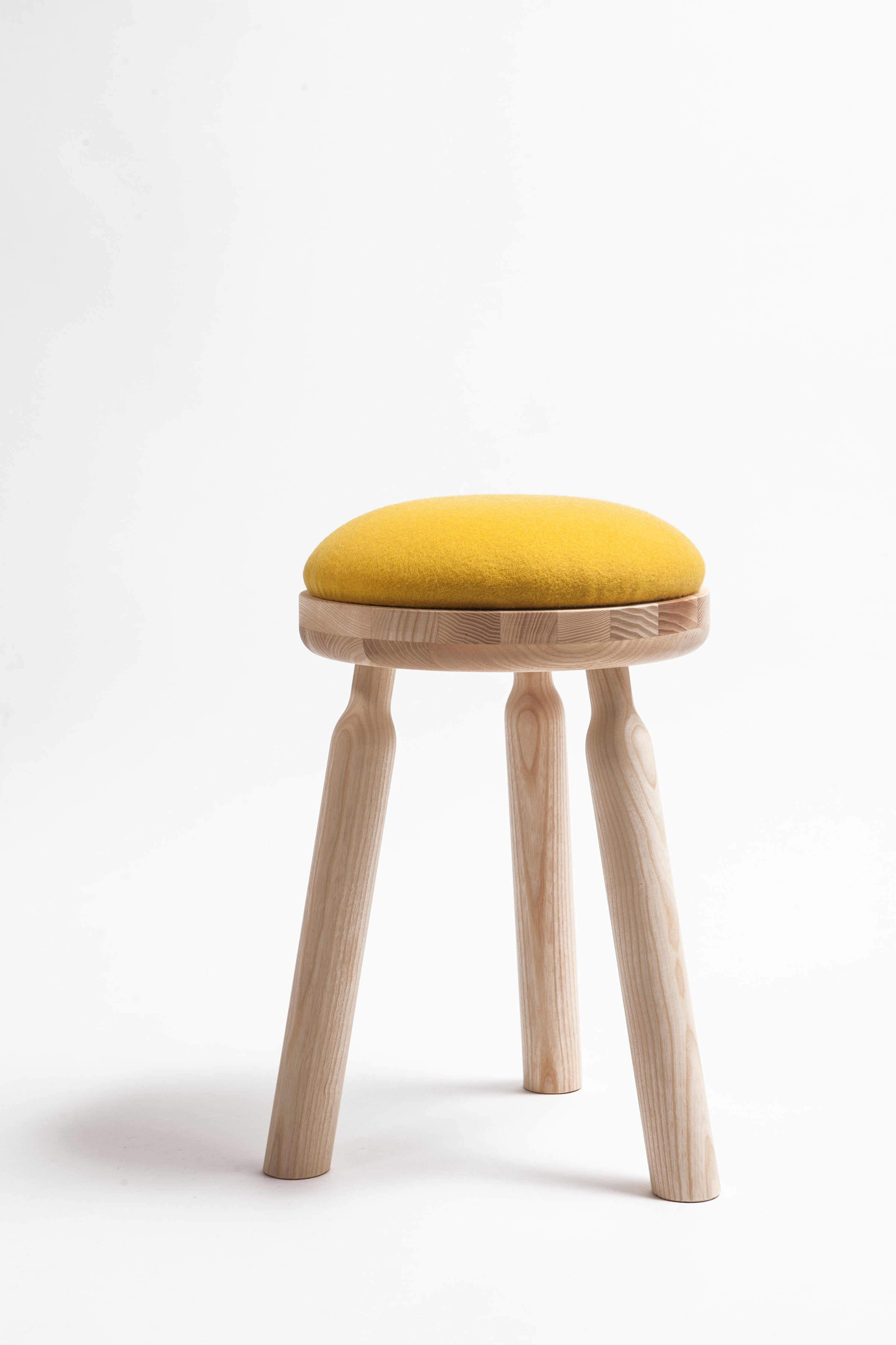 Tabouret Ninna - Frêne massif tourné et laine - Design Carlo Contin