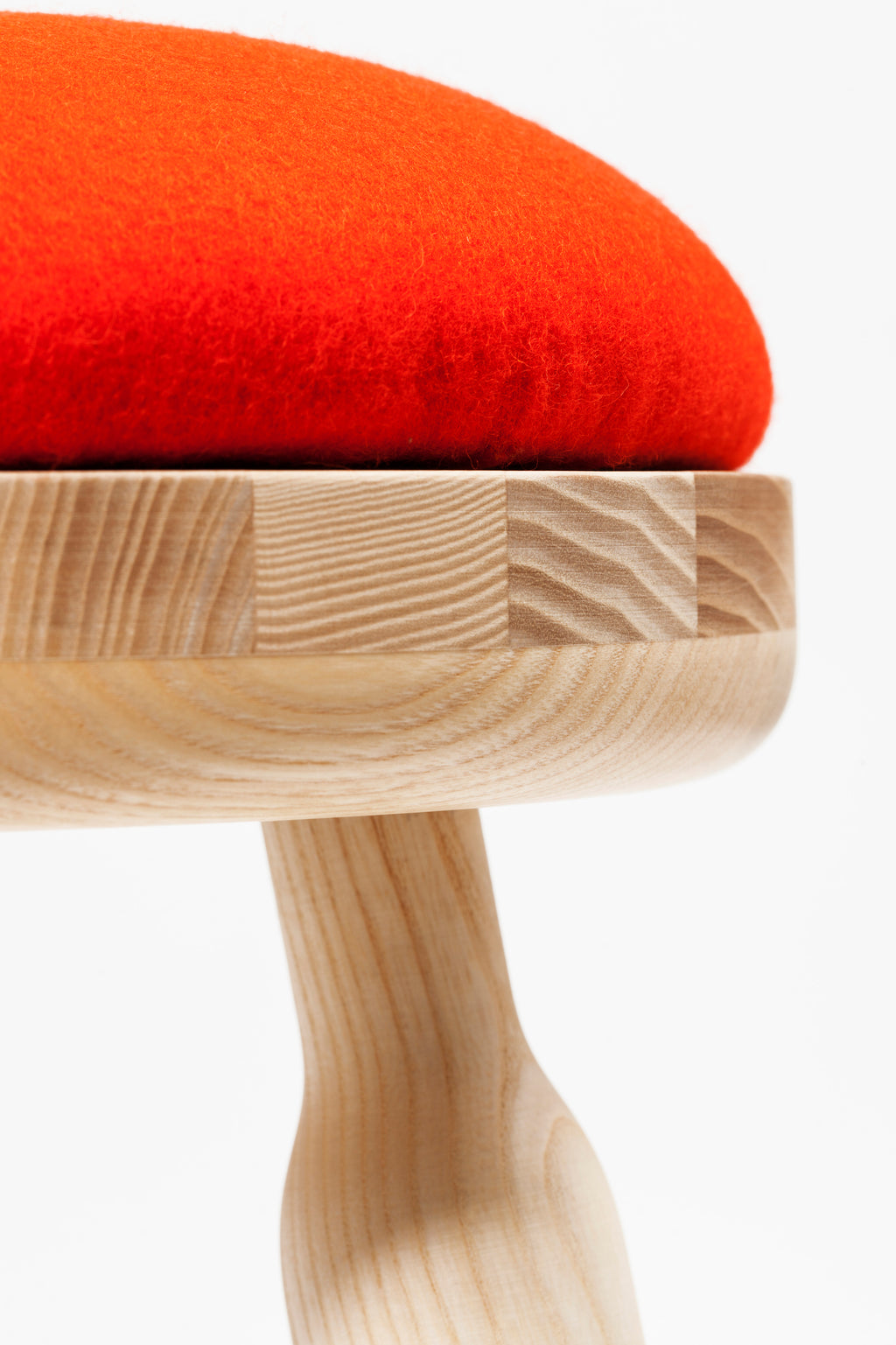 Tabouret Ninna - Frêne massif tourné et laine - Design Carlo Contin