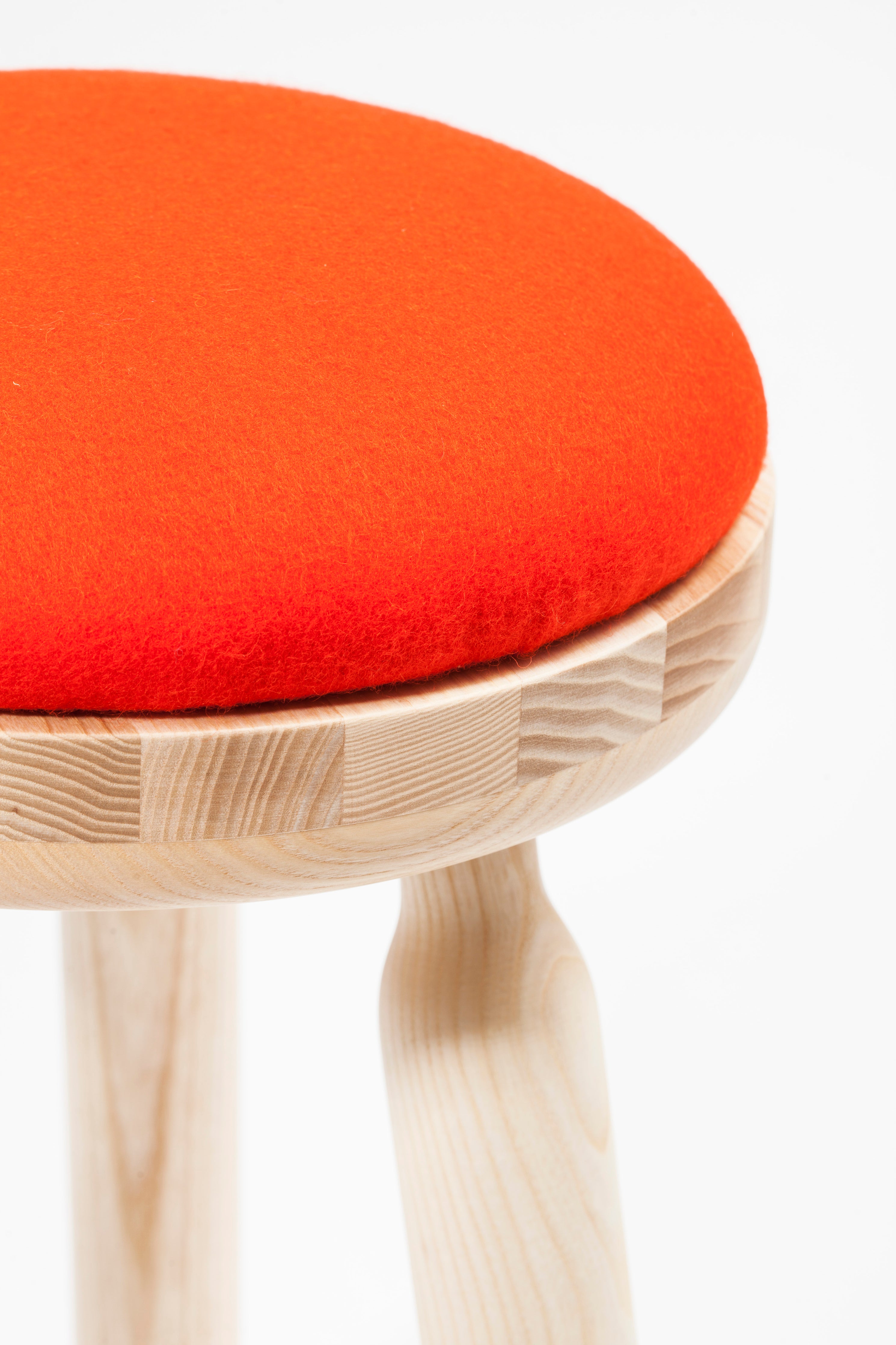 Tabouret Ninna - Frêne massif tourné et laine - Design Carlo Contin
