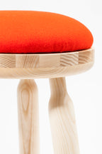 Tabouret Ninna - Frêne massif tourné et laine - Design Carlo Contin