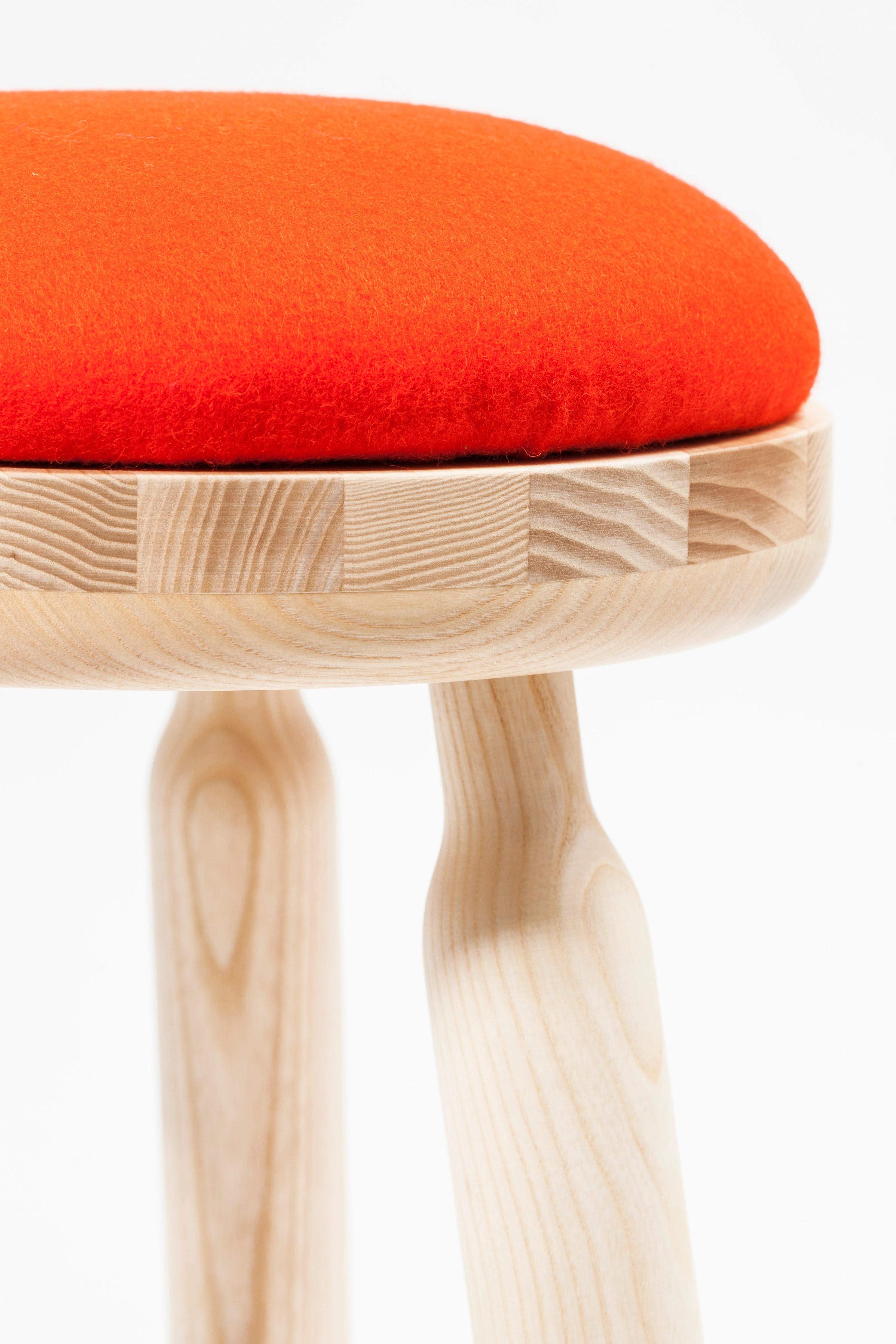 Tabouret Ninna - Frêne massif tourné et laine - Design Carlo Contin
